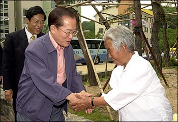 이 후보가 임대주택 주민들과 인사하고 있는 모습 